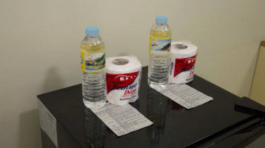 トイレットペーパーと水をサービス (4778)