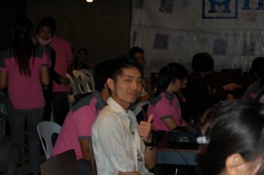 キッチンインターンはフィリピン人スタッフと常に一緒。英語も料理の専門用語も覚えられる環境で次のステップへ。